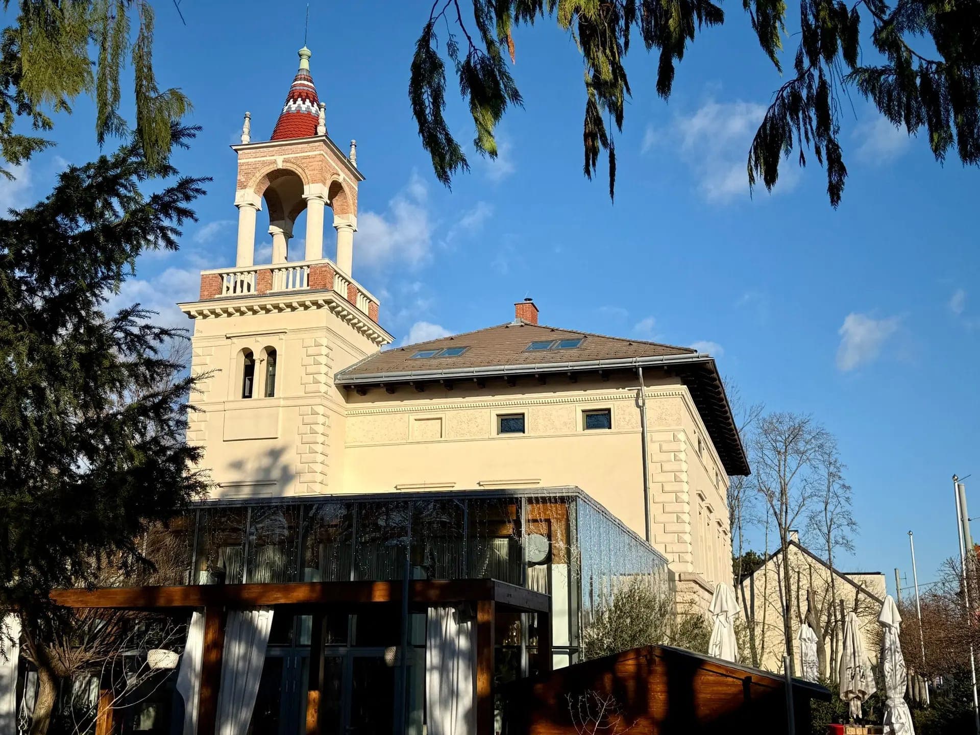 Park Hotel Mauer in Wien-Mauer — historisches Schlosshotel mit Turm und Glashaus, Eventlocation für Hochzeiten und Feiern