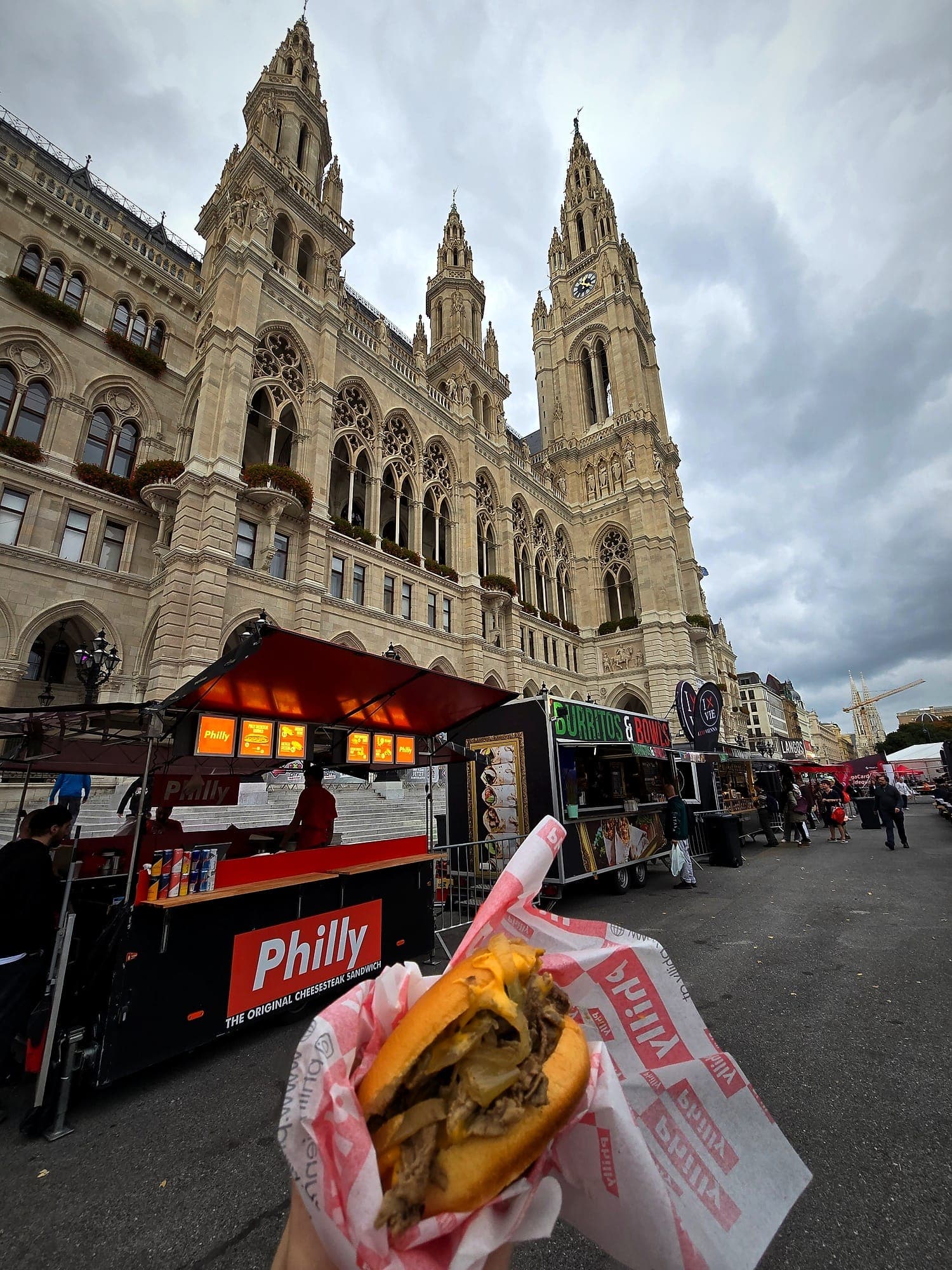Original Philly Cheesesteak vom charlyfresh Food Truck vor dem Wiener Rathaus