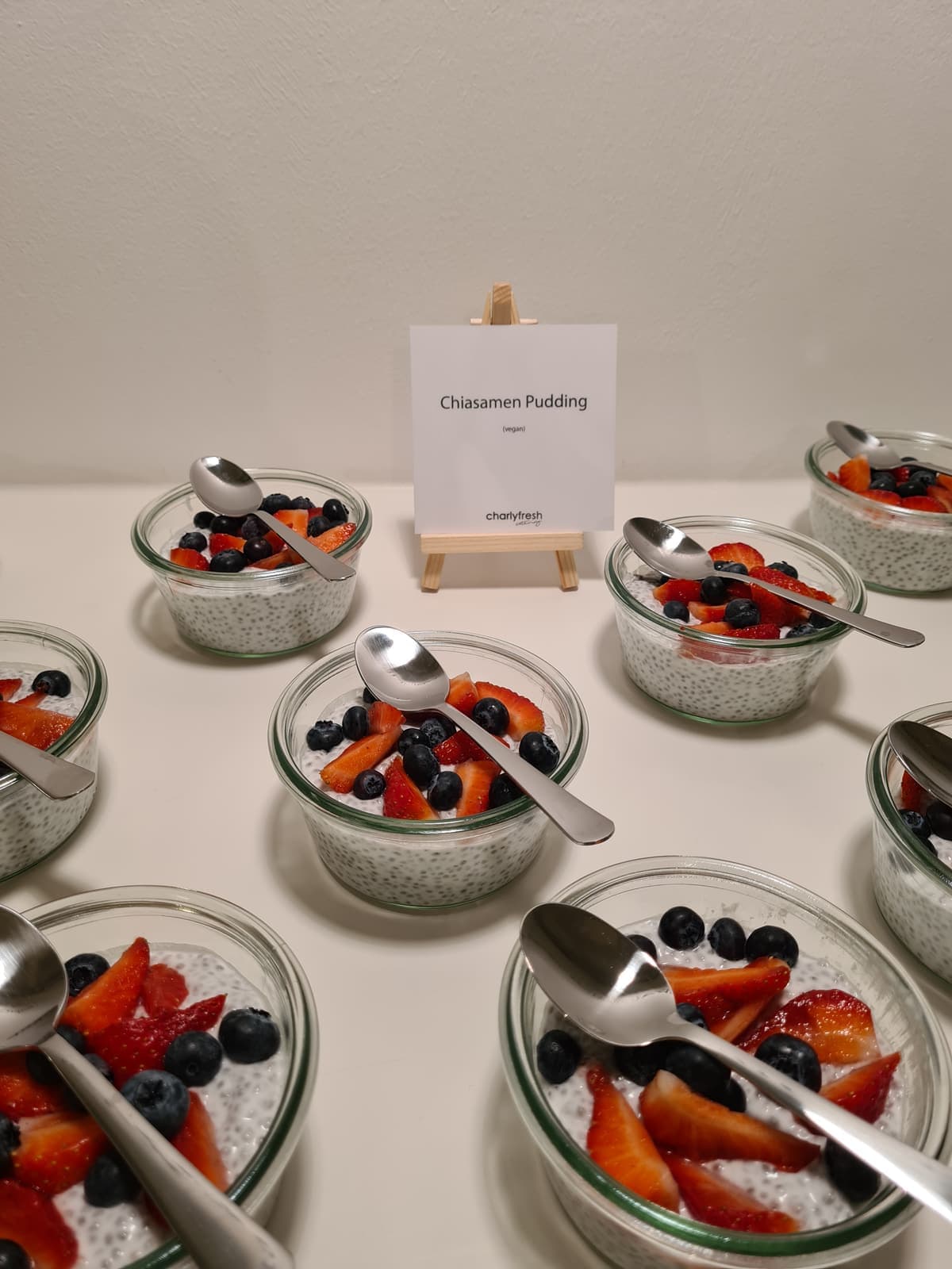 Dessertgläser mit frischen Früchten am Buffet von charlyfresh