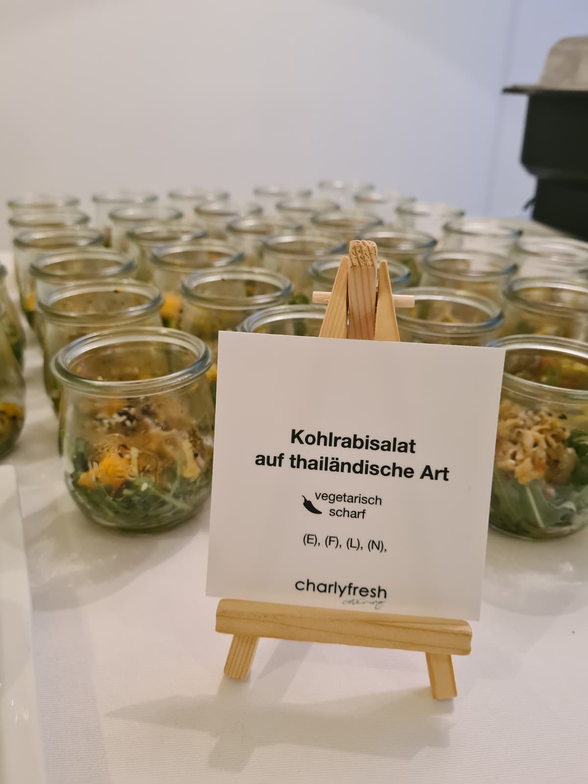 Kohlrabisalat auf thailändische Art in Weckgläsern — Salatbuffet von charlyfresh