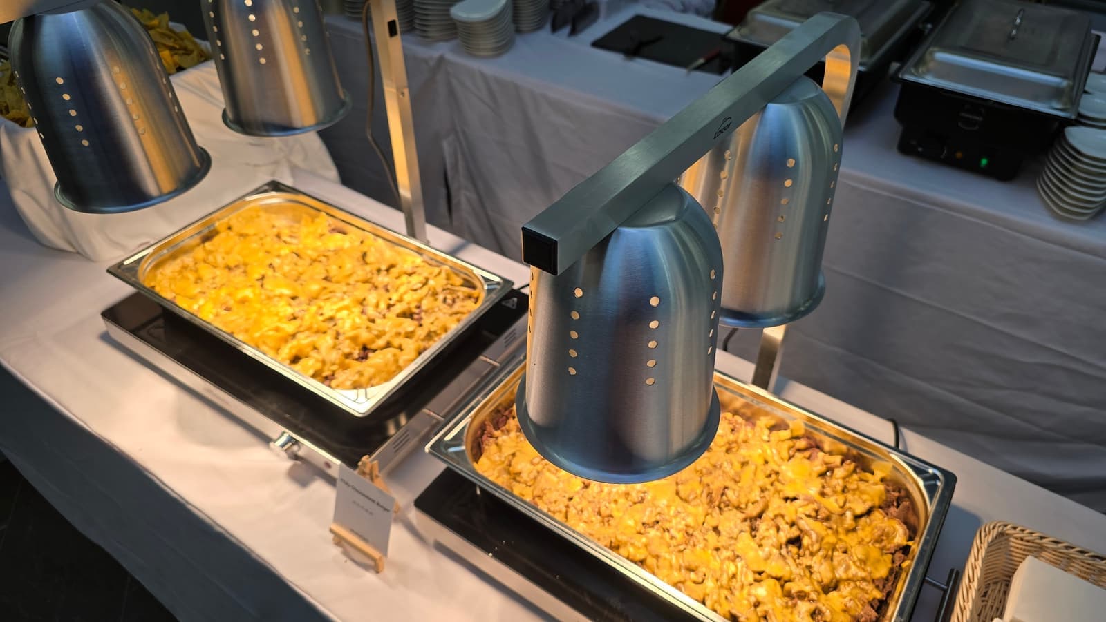 Warme Speisen unter Wärmelampen am Event-Buffet von charlyfresh