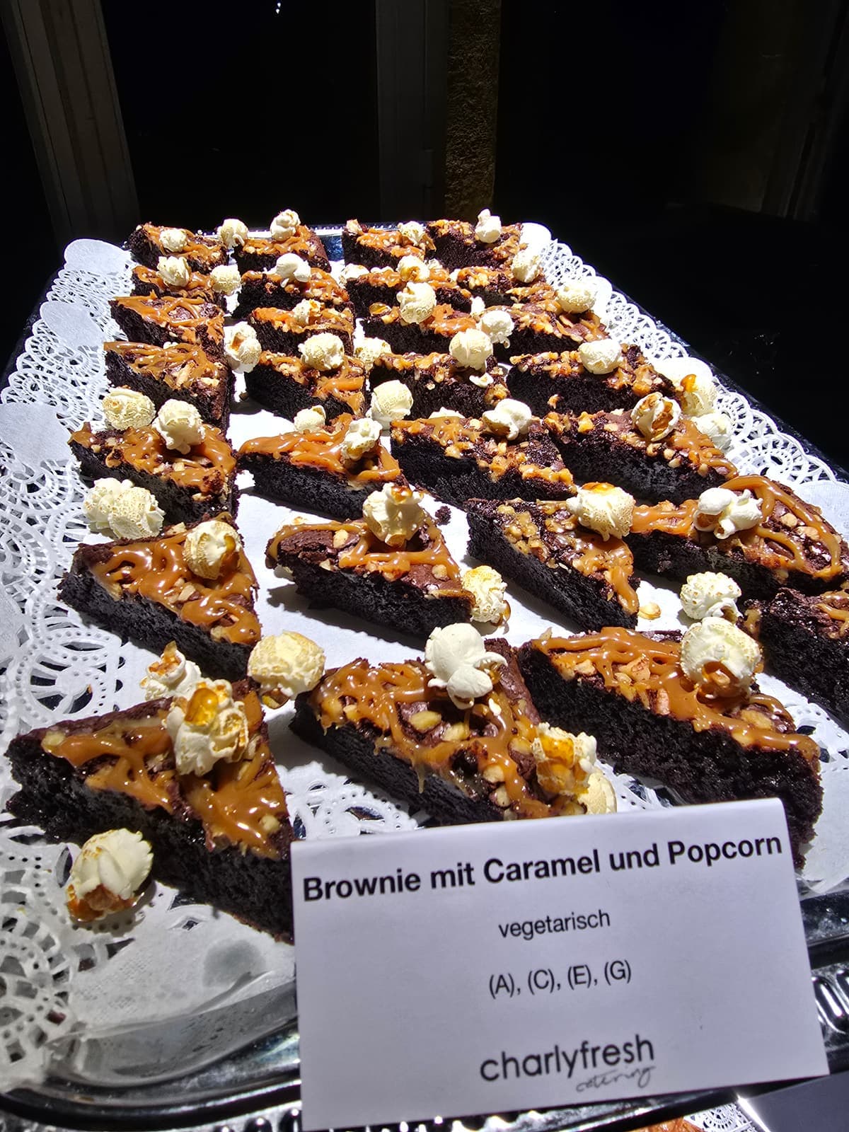 Brownies mit Karamell und Popcorn — Dessertbuffet von charlyfresh