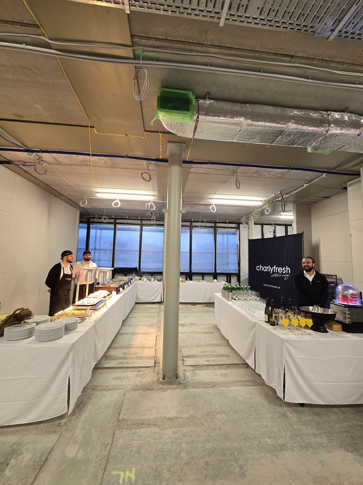 Buffet-Aufbau mit charlyfresh-Backdrop bei einem Firmenevent