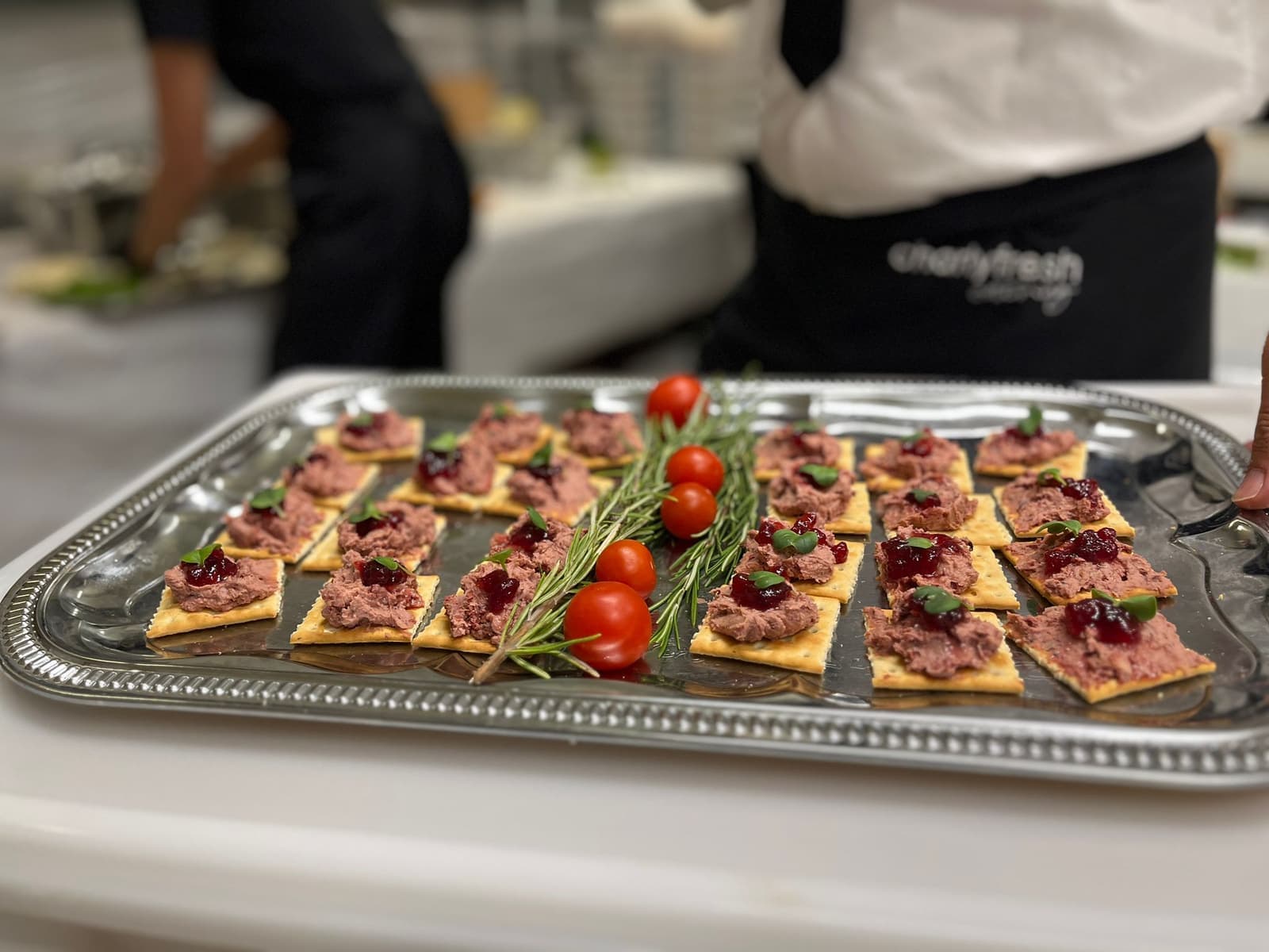 Canapés auf Silbertablett, angerichtet von charlyfresh